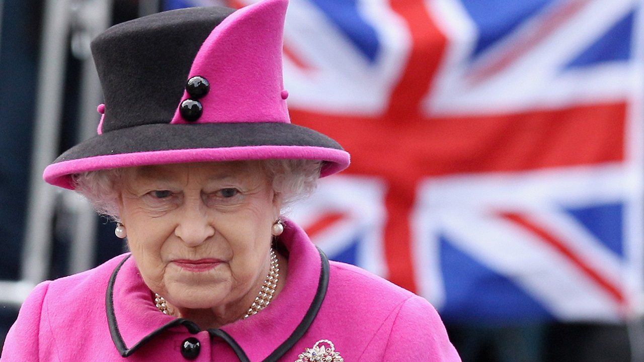 Rainha Elizabeth II dirige em volta de Windsor depois de ser aconselhada a descansar