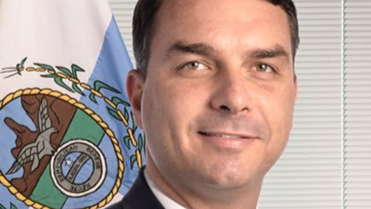 Flávio Bolsonaro comenta polêmica do carnaval: ‘Gays receberam Auxílio-Brasil’
