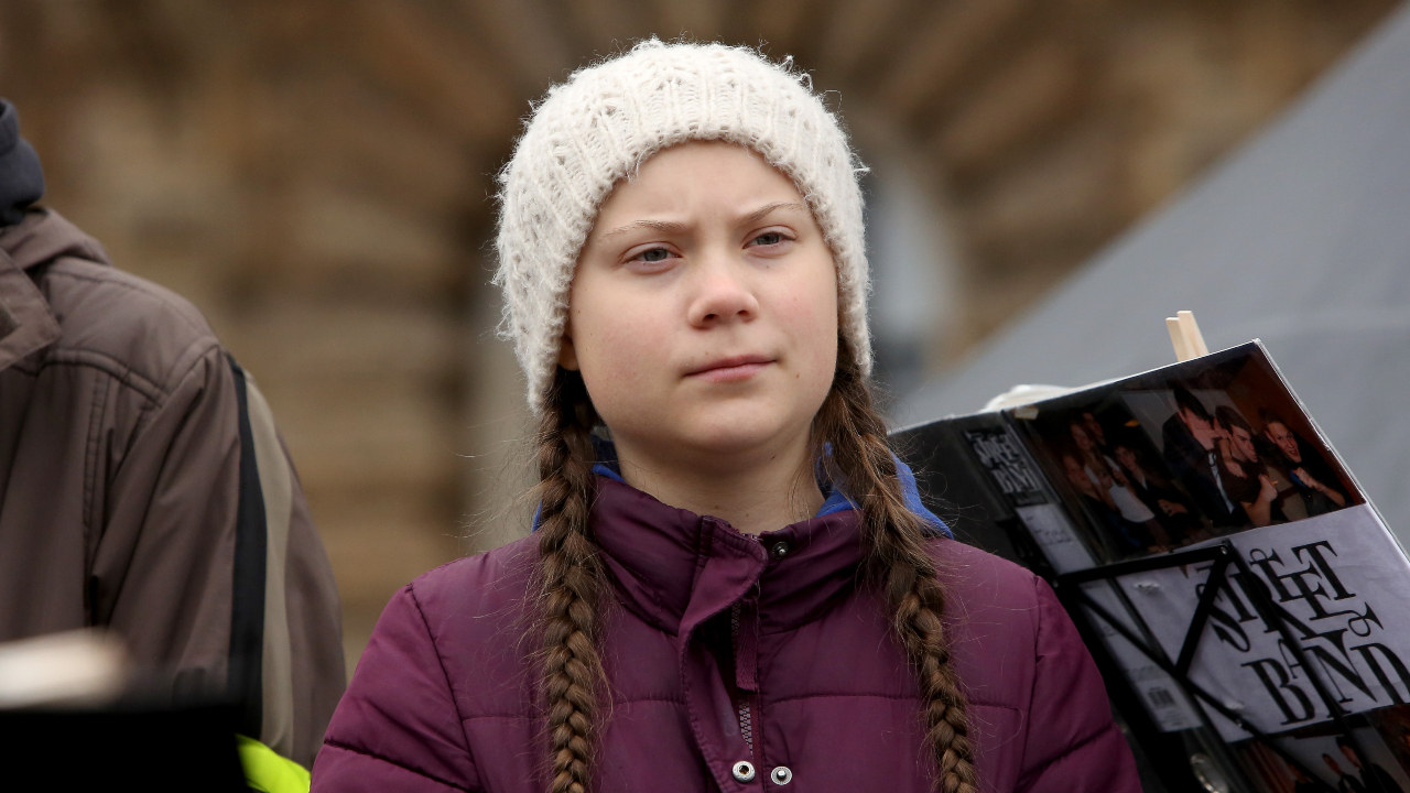 Greta Thunberg participa de protesto do lado de fora da COP26