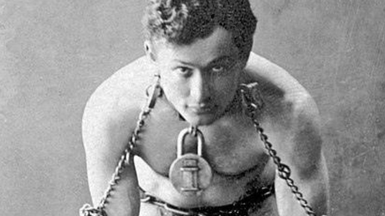 Da câmara de tortura ao lanche de agulhas: os atos mais impressionantes de Houdini