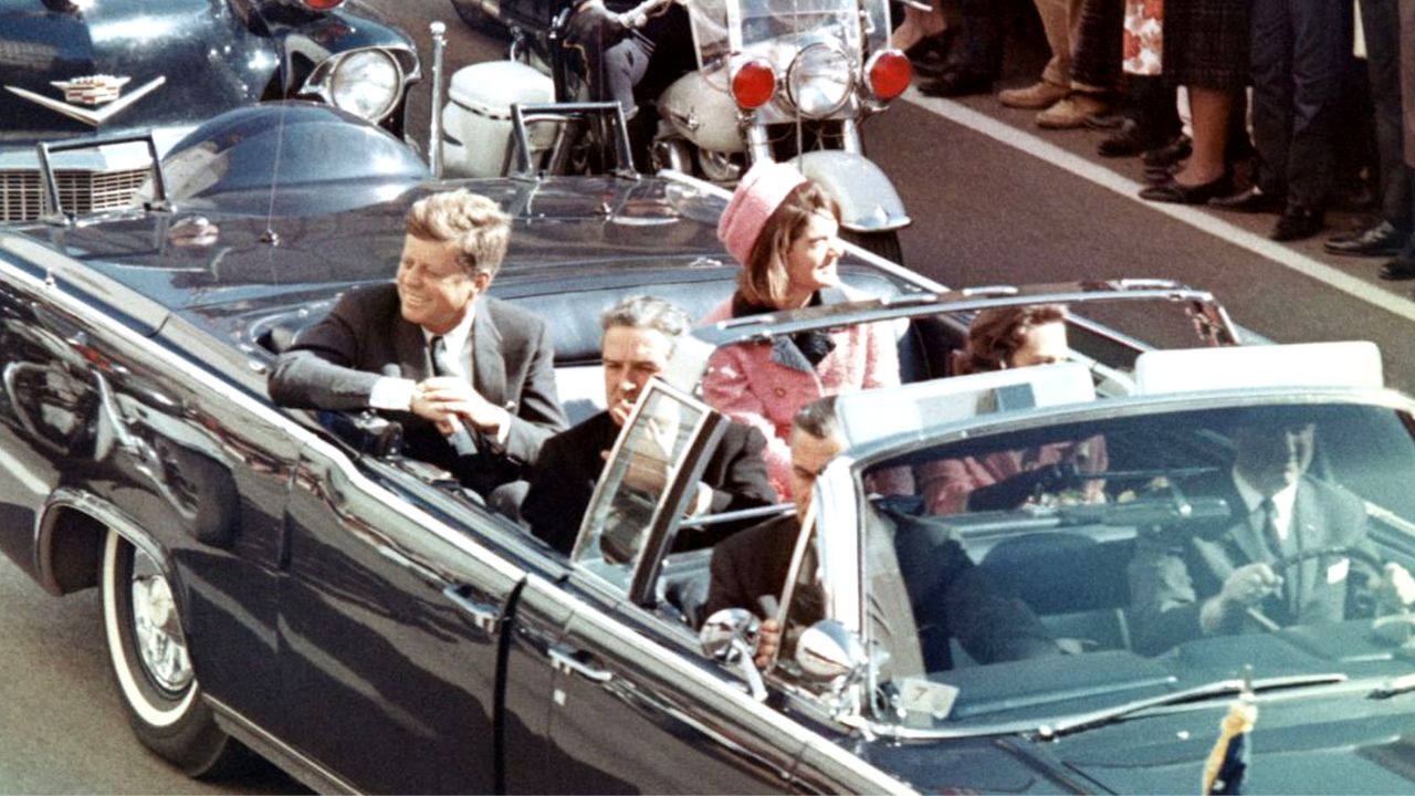Dois meses antes de ser assassinado, JFK encenou sua própria morte