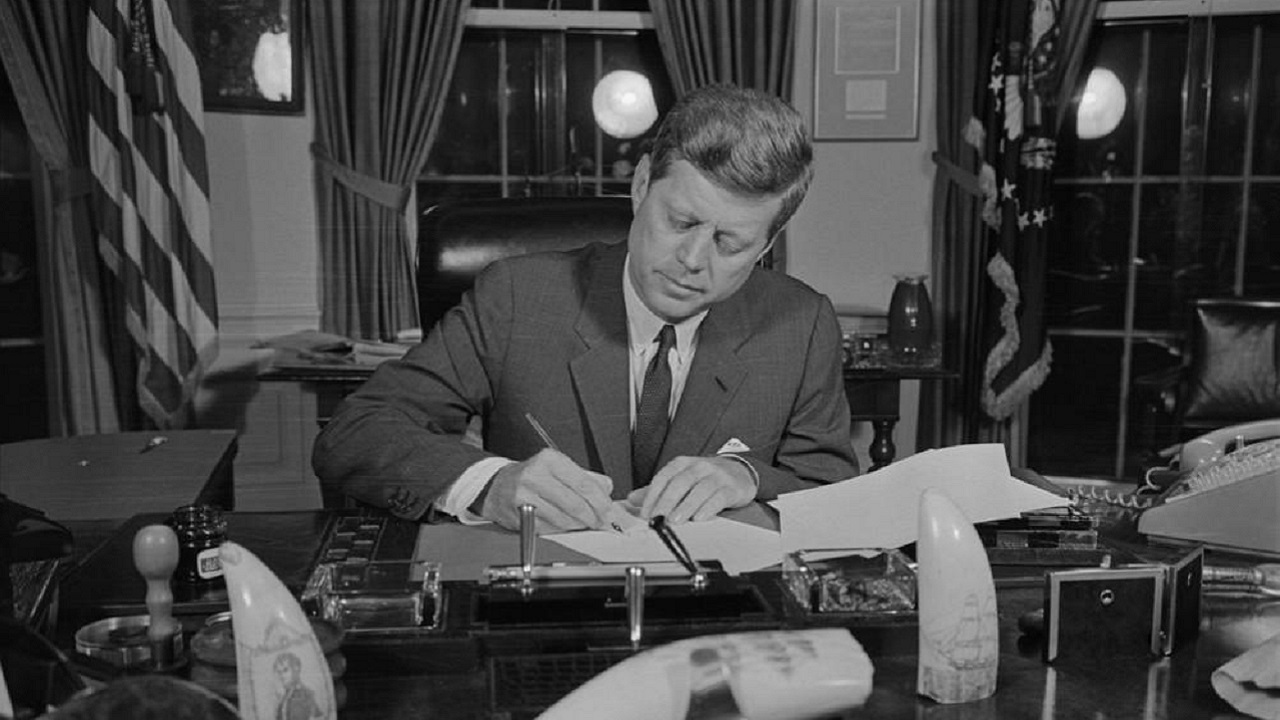Filme de Oliver Stone sobre assassinato de JFK estreará em festival brasileiro