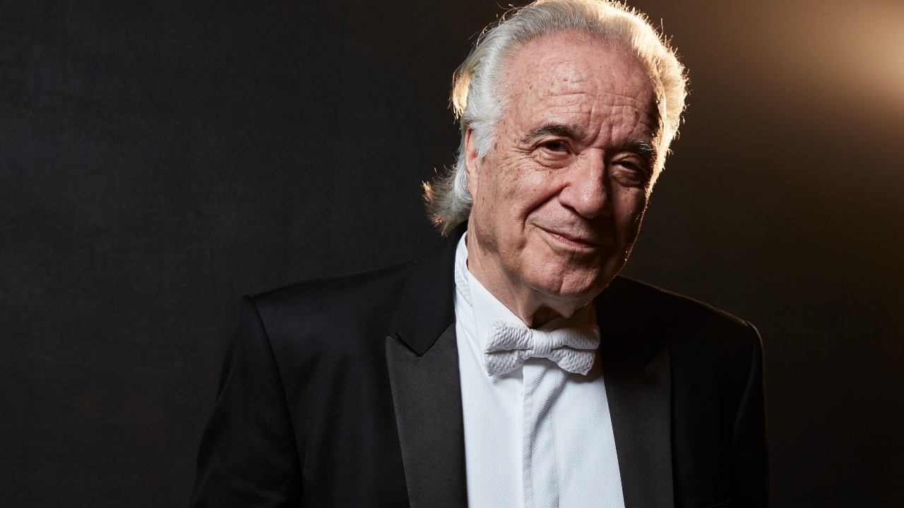 Vídeo: Pianista João Carlos Martins passou por 24 operações para manter o sonho vivo