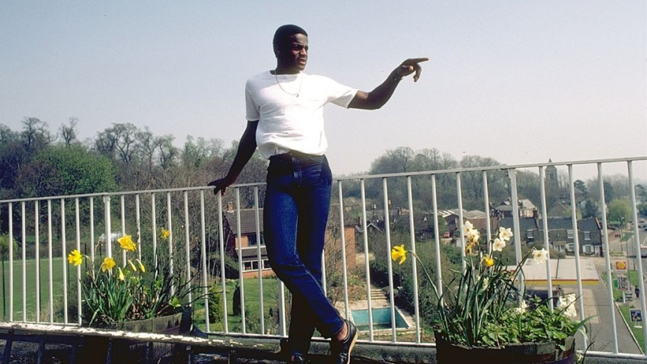 A intensa saga de Justin Fashanu, primeiro jogador a se assumir gay