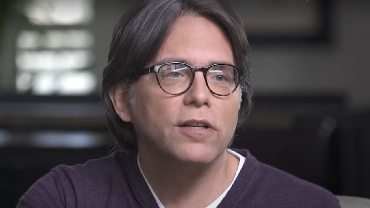 O que aconteceu com o guru que liderava a seita de escravas sexuais NXIVM?