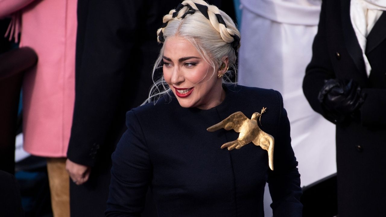Assombrada pela era Trump, Lady Gaga usou vestido à prova de balas para posse de Biden