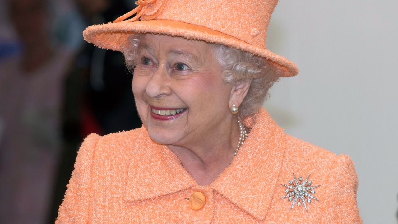 Imagens: Elizabeth II realiza primeiro compromisso oficial após óbito de Philip