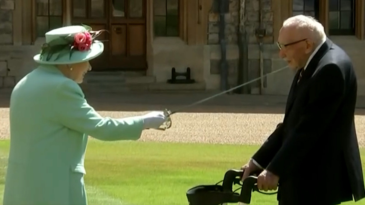 Elizabeth II envia mensagem para família do veterano Tom Moore, que morreu aos 100 anos