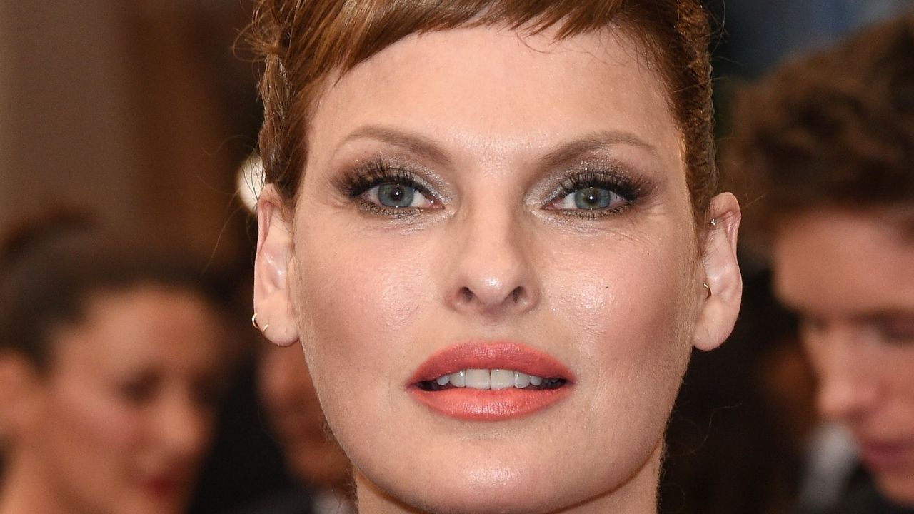 Após procedimento estético, ex-modelo Linda Evangelista revela que ficou ‘permanentemente deformada’