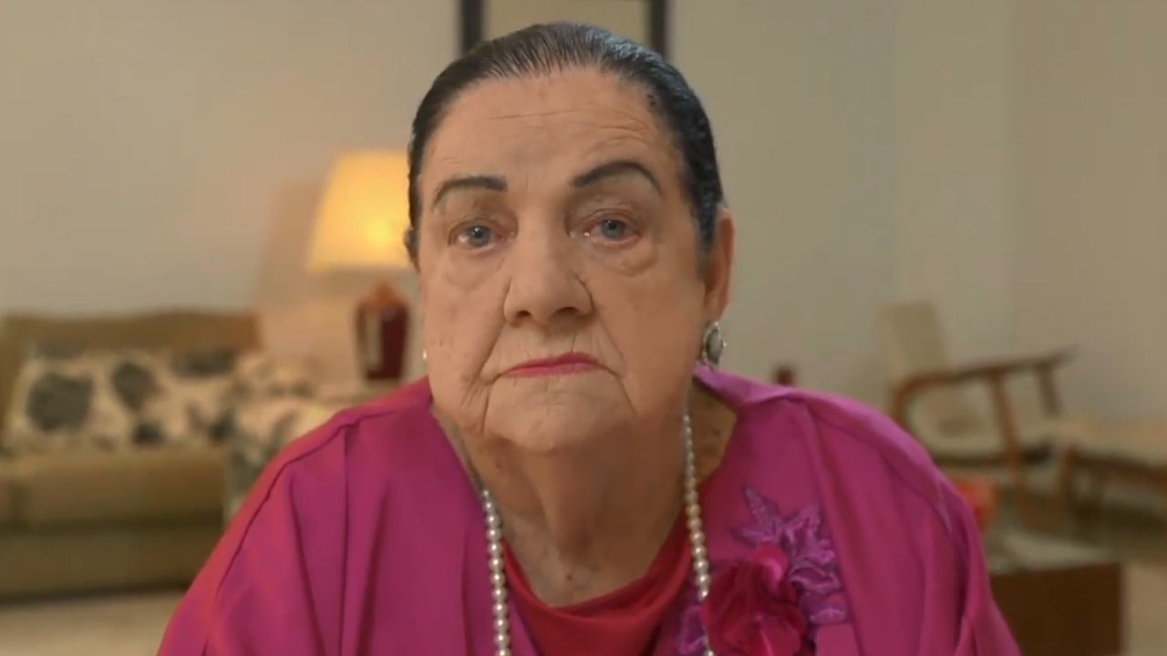 Previsões certas e amiga de políticos: A trajetória da vidente Mãe Dináh