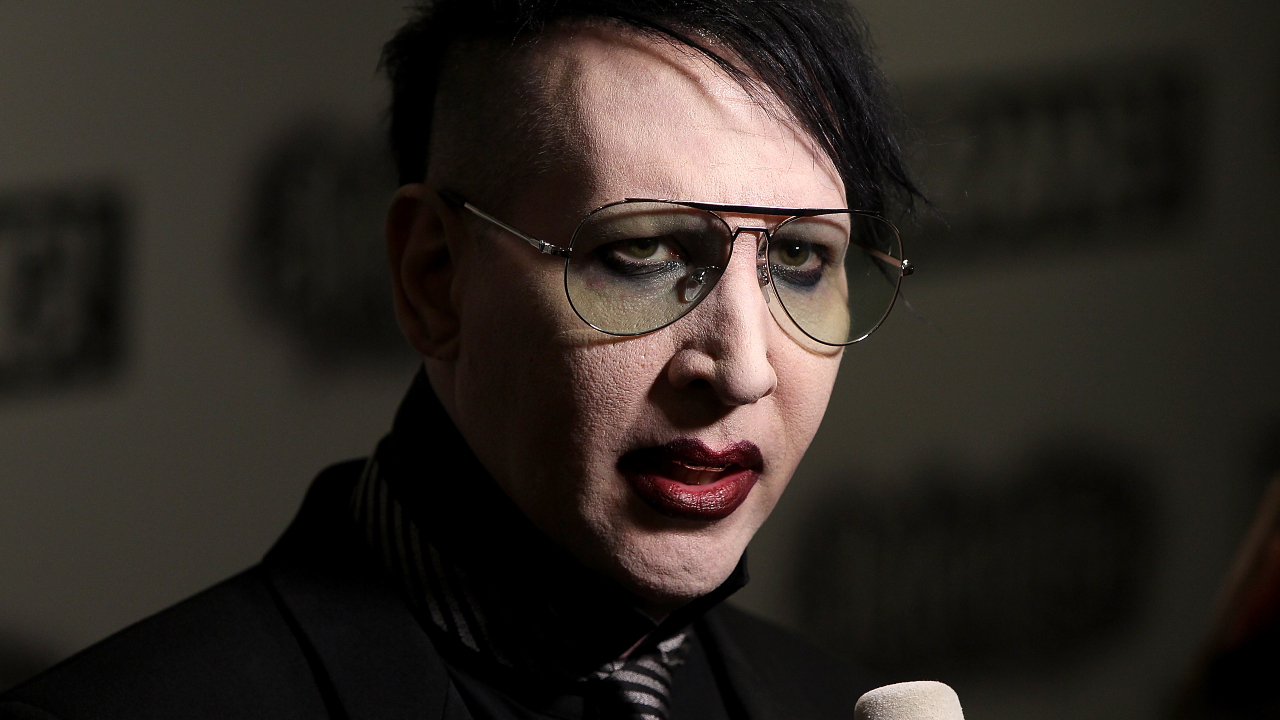 Polícia emite mandado de prisão para o cantor Marilyn Manson