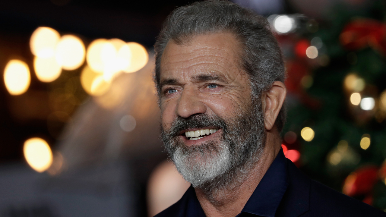 Mel Gibson bate continência para Donald Trump e é criticado nas redes