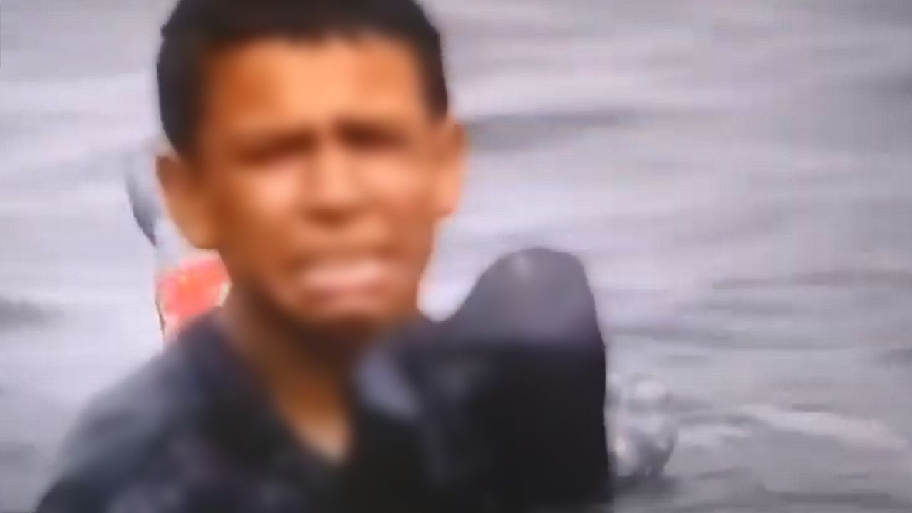 Crise migratória: o garoto encontrado flutuando no mar preso em garrafas