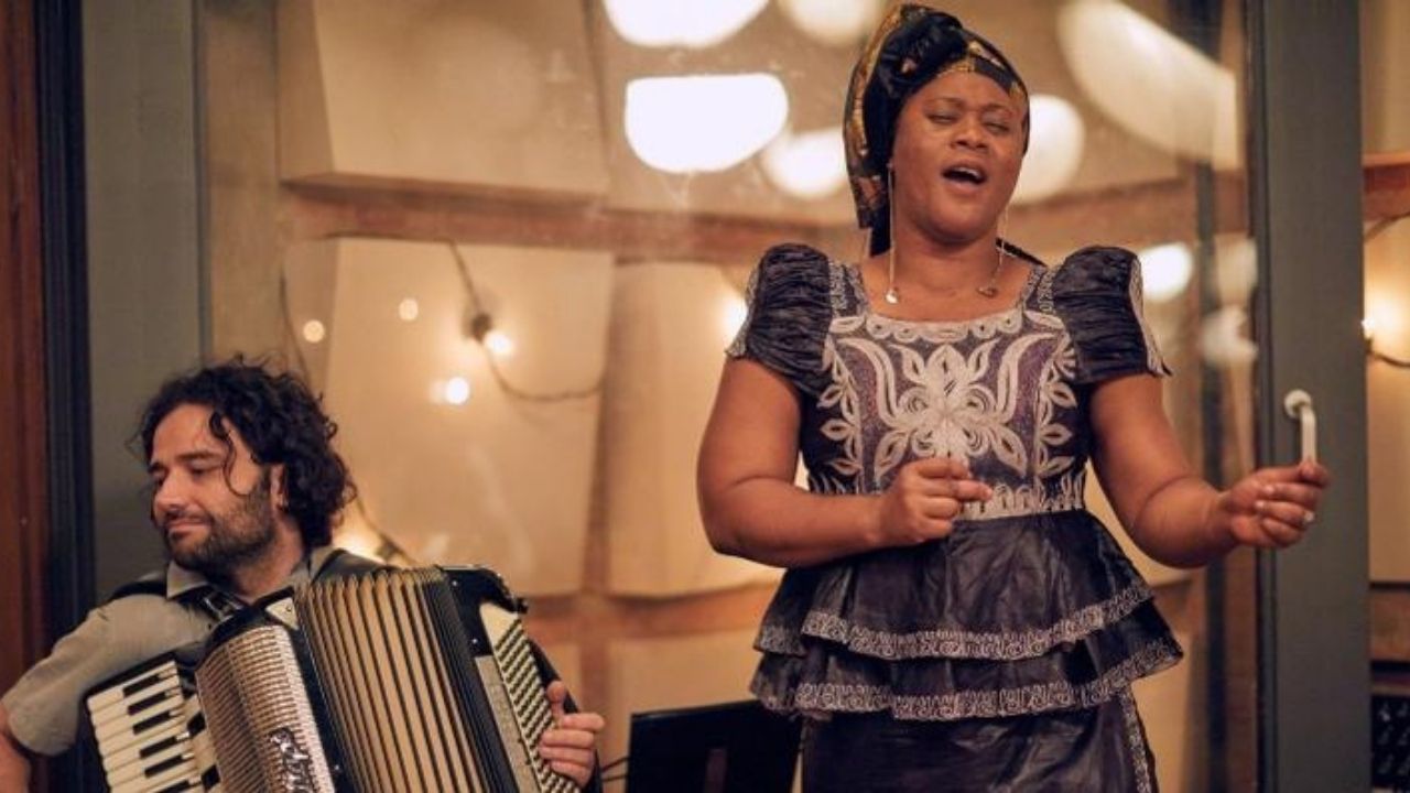 Orquestra Mundana Refugi: a emocionante história da orquestra formada por imigrantes