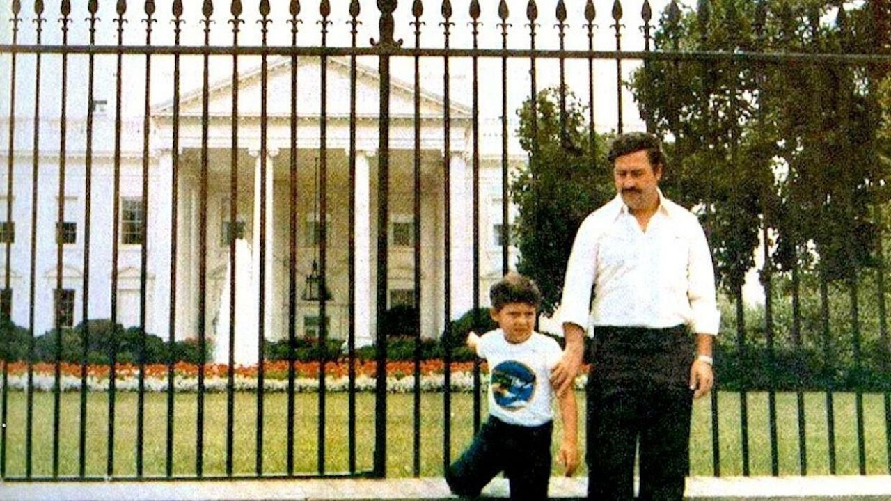 Acima de qualquer suspeita: A curiosa foto de Pablo Escobar em frente à Casa Branca