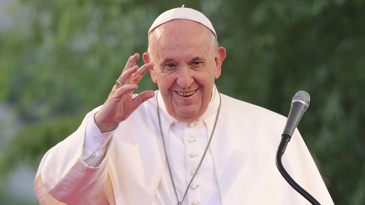 Papa Francisco demite padre brasileiro investigado por pornografia infantil