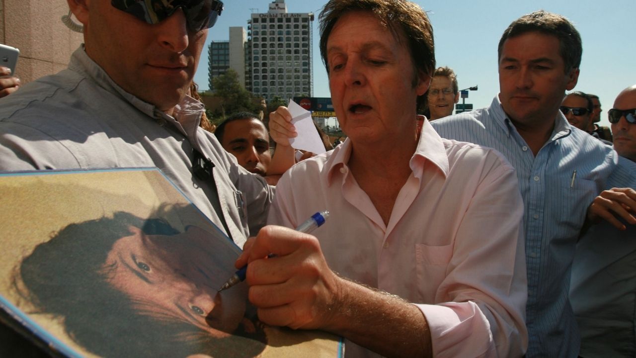 Paul McCartney revela decisão de parar de dar autógrafos: ‘Nós dois sabemos quem eu sou’