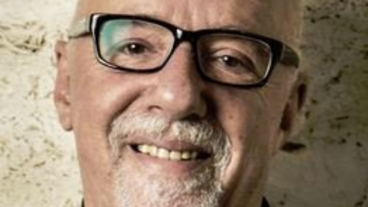 Paulo Coelho pede que ONU barre entrada da comitiva brasileira no caso da não comprovação da vacinação