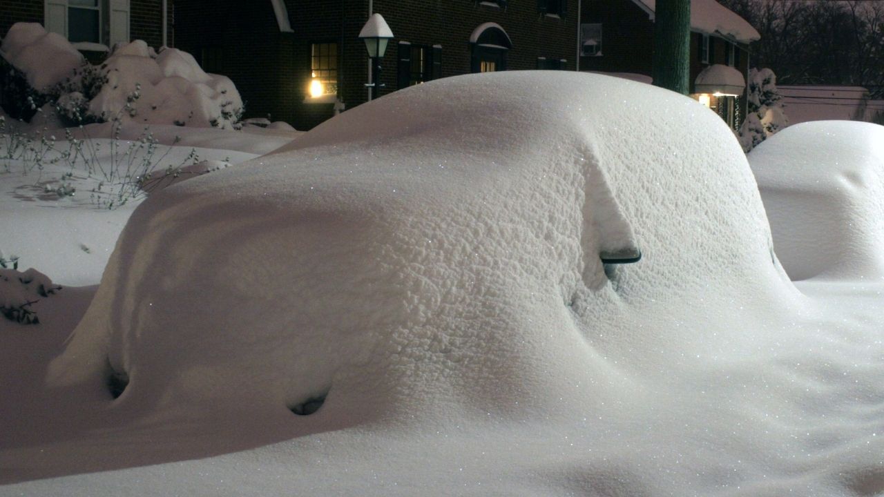 Em -30°C: o curioso caso do homem que sobreviveu em um carro coberto por neve durante 2 meses