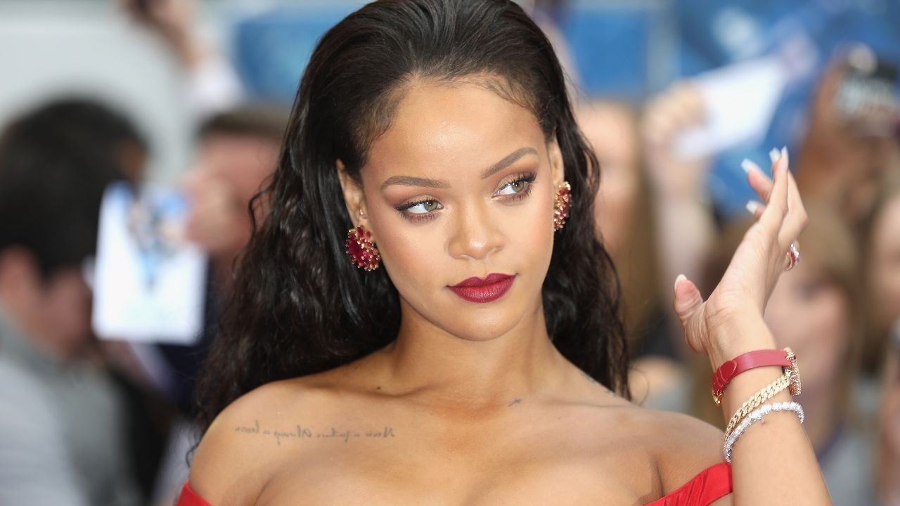 Após acusar o pai de usar seu nome para se autopromover, Rihanna desiste de processo