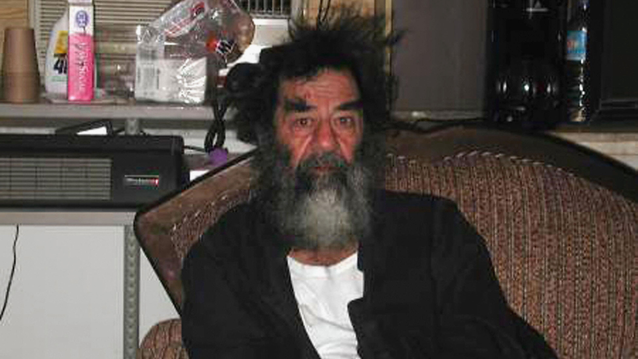 Os momentos finais de Saddam Hussein antes da forca