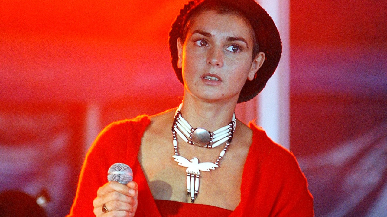 Sinéad O’Connor rasgou foto do papa ao vivo e acusou Prince de agressão