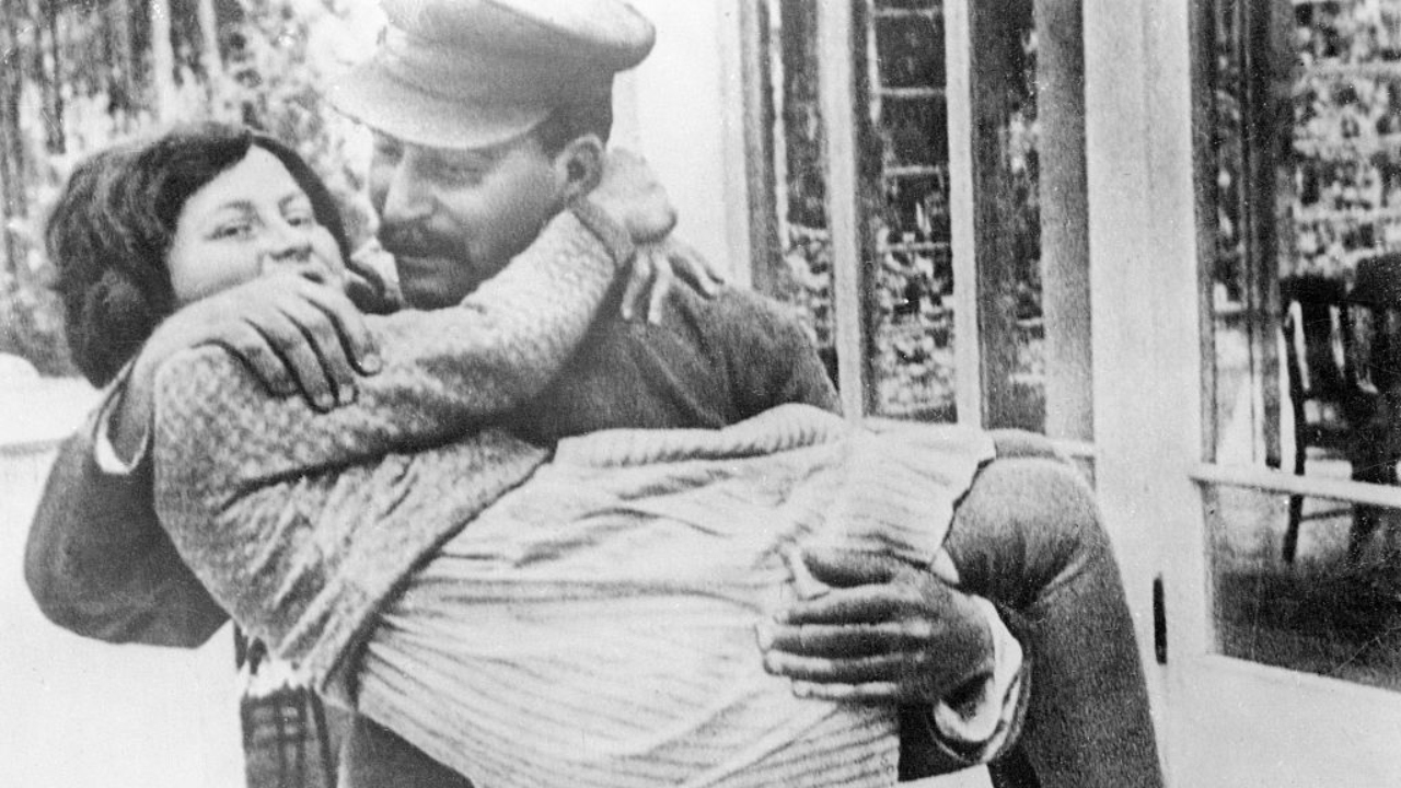 “Mentalidade dos escravos”: Svetlana Alliluyeva, a filha de Stalin que criticava a ideologia do pai