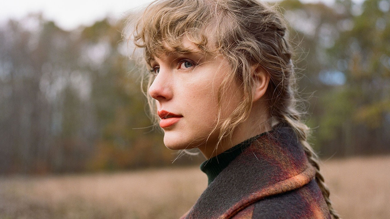 Por que a cantora Taylor Swift está regravando seus 5 primeiros álbuns?