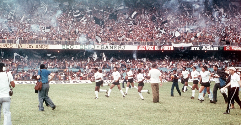 Dia D do futebol: Quando torcedores do Corinthians invadiram o Rio de Janeiro e dividiram o Maracanã ao meio