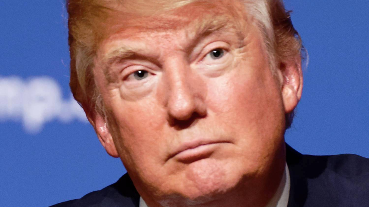 Donald Trump desembolsou quase R$ 400 mil com cabeleireiro particular, afirma jornal