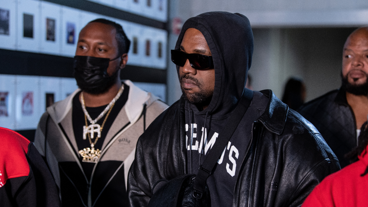 Kanye West se incomoda com o capitalismo e transforma propriedades em igrejas