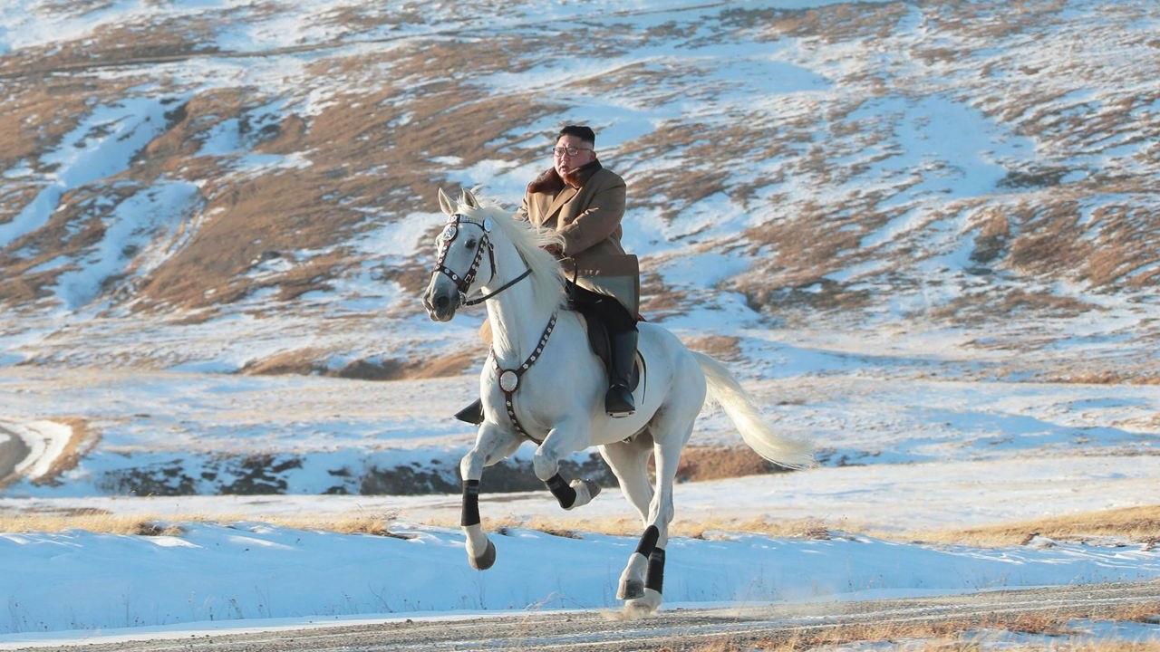 Fotos de Kim Jong-un cavalgando na neve são divulgadas