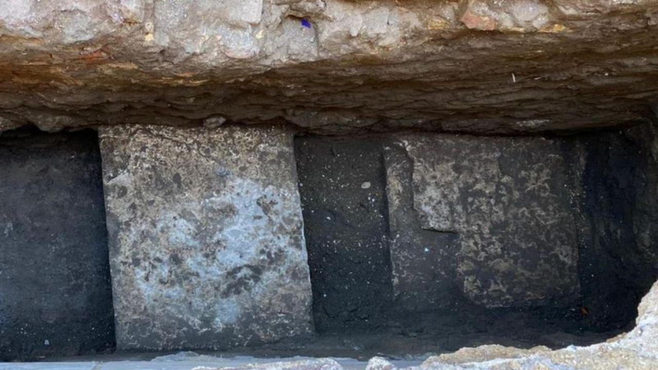 Buraco aberto em frente ao Panteão revela piso romano original