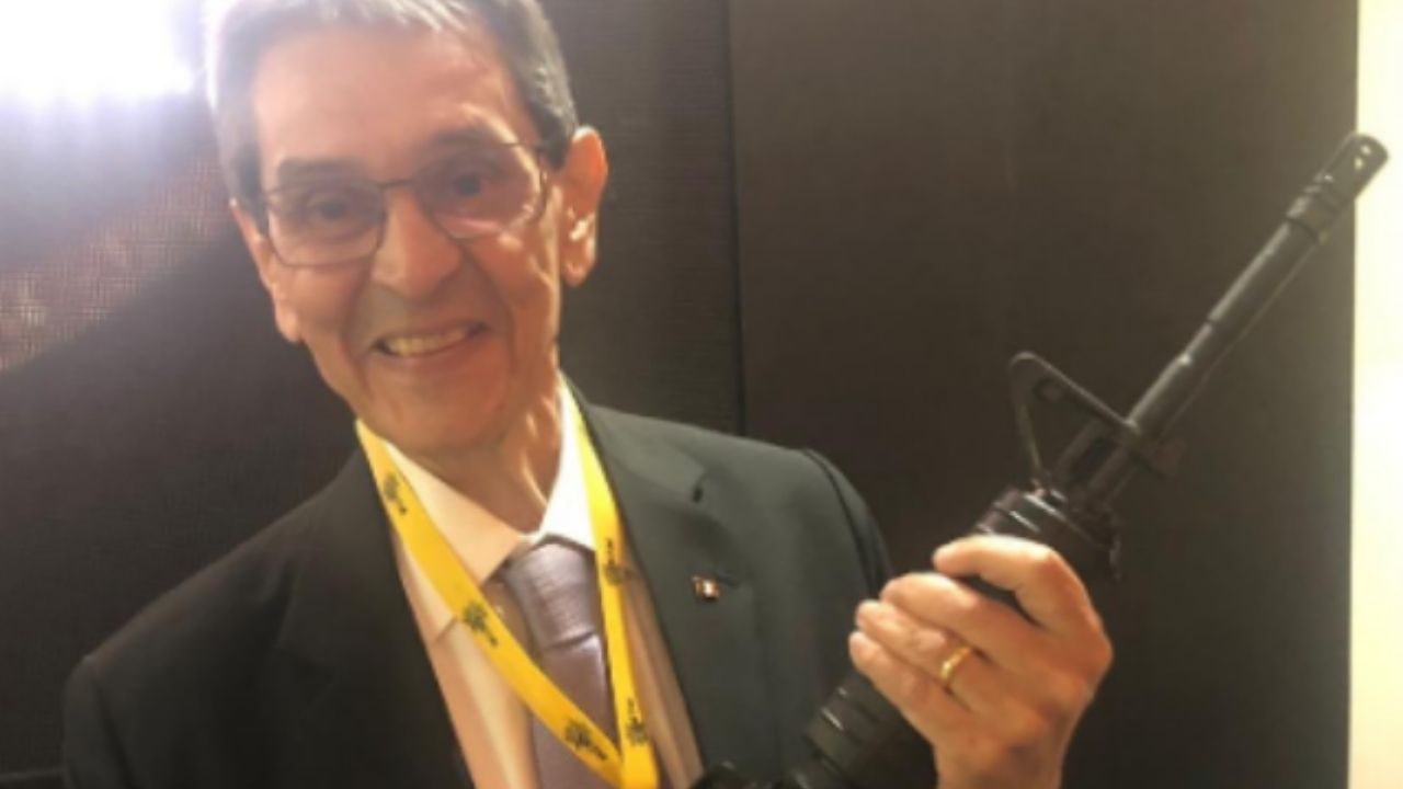 Em 2020, Roberto Jefferson segurou fuzil e disse lutar ‘contra o comunismo, contra a ditadura’