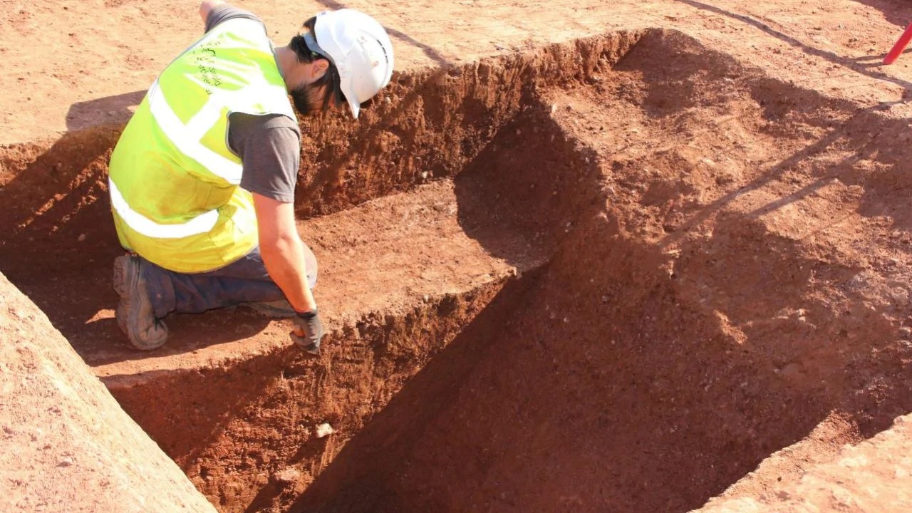 Forte militar romano é encontrado debaixo de ponto de ônibus na Inglaterra