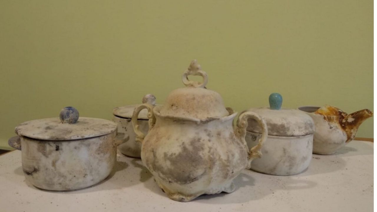 Porcelanas da Segunda Guerra Mundial são encontradas em escombros na Polônia