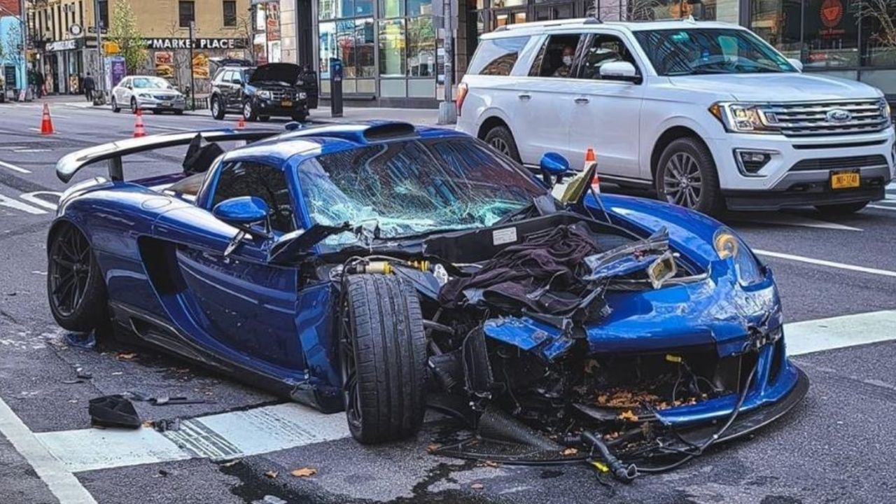Homem aproveita quarentena para correr em ruas vazias e bate Porsche de R$ 4 milhões em Nova York, EUA
