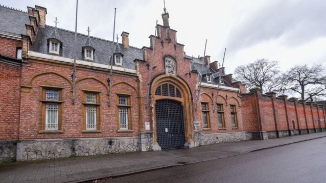 “Saudações da Tailândia”: foragido da Bélgica debocha de guardas ao enviar cartão-postal