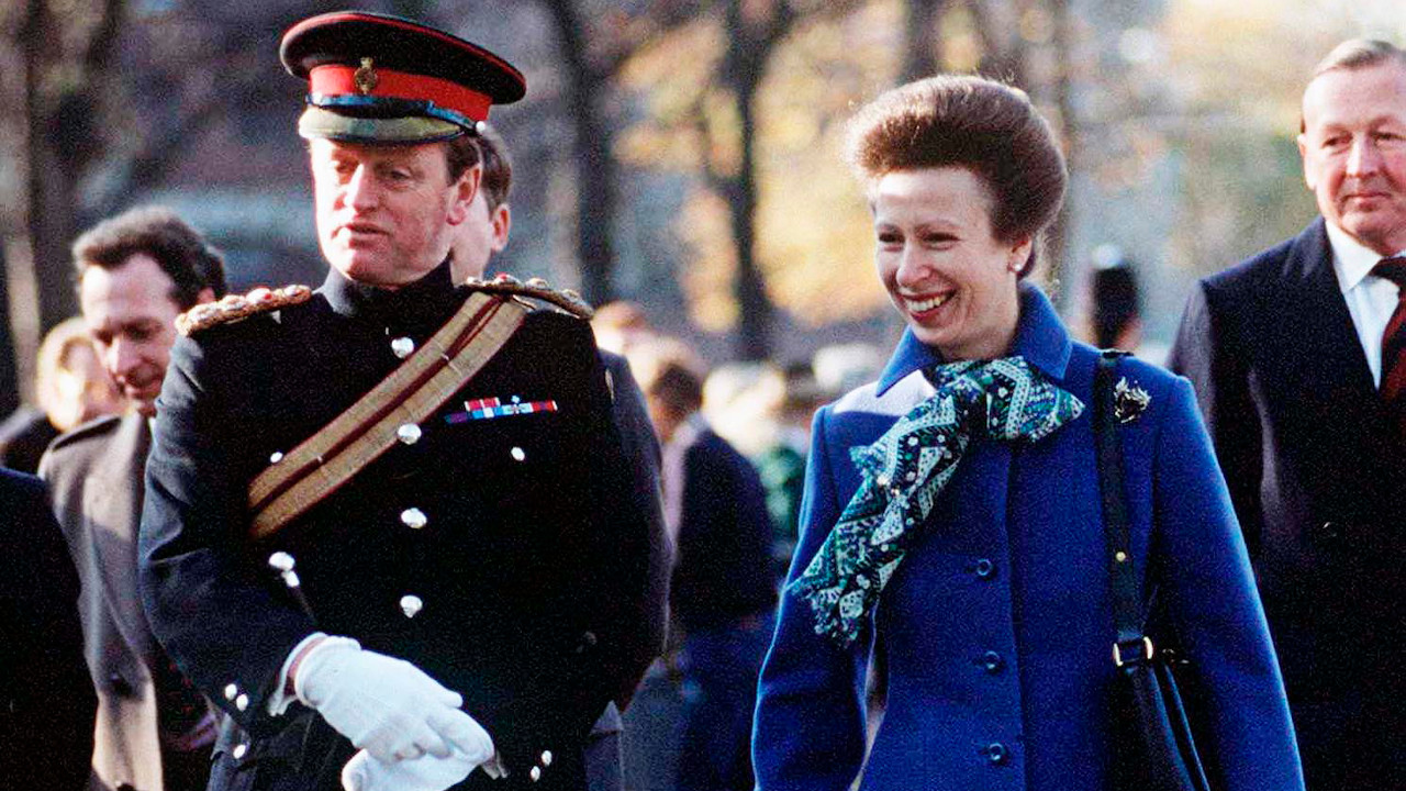 O relacionamento entre a princesa Anne e o ex-marido da esposa de seu irmão, o príncipe Charles