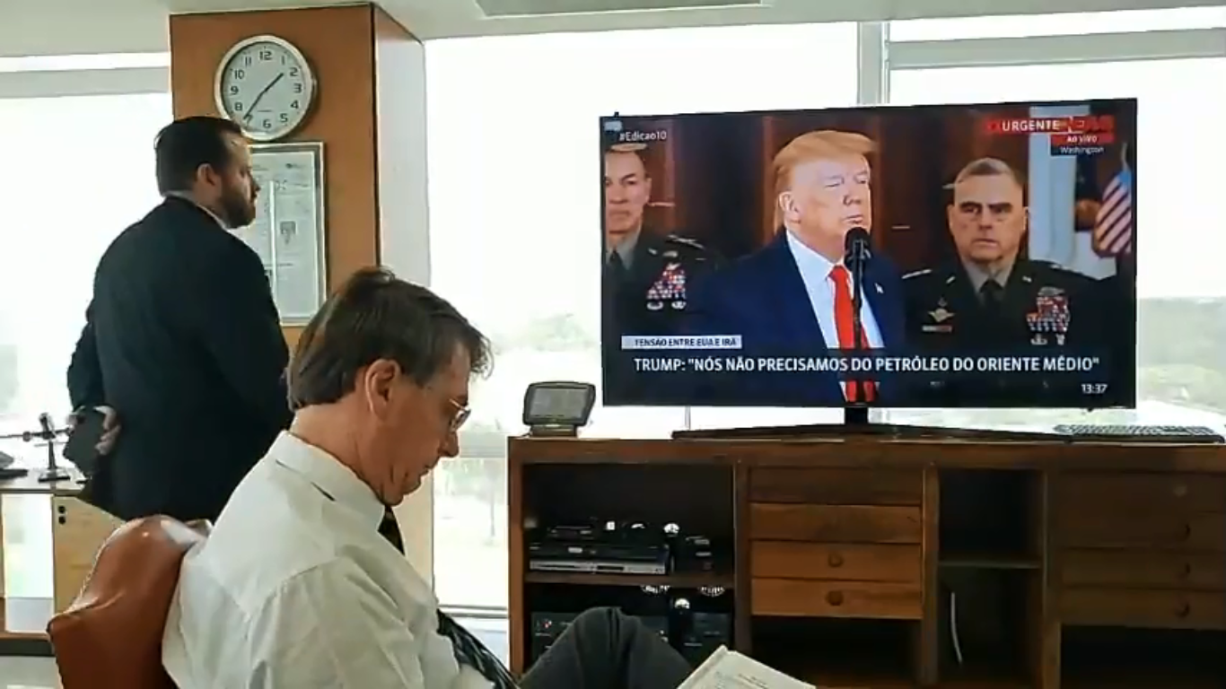 Jair Bolsonaro faz live no Facebook para acompanhar pronunciamento de Donald Trump
