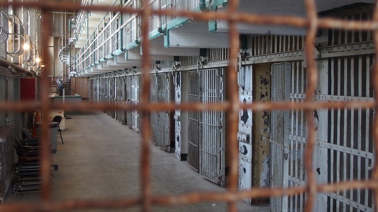 Agressor sexual é o primeiro prisioneiro a morrer de coronavírus no Reino Unido