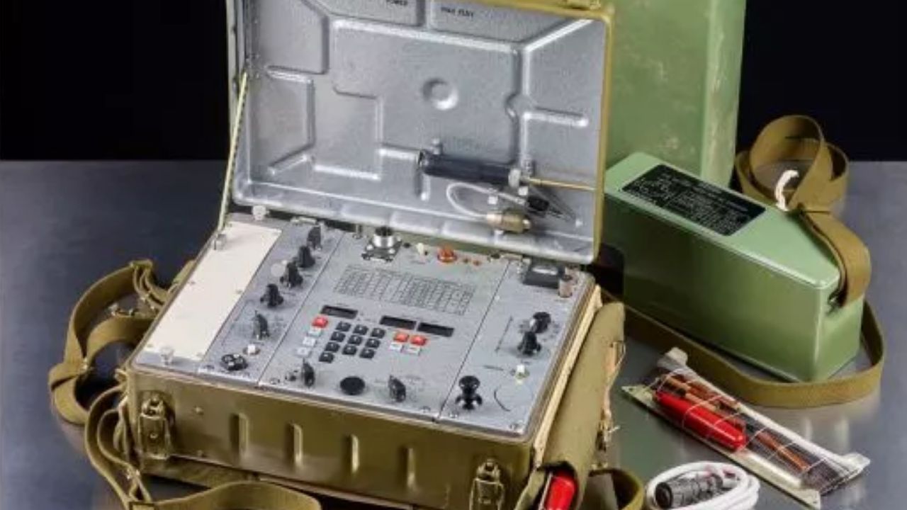 Depois de 30 anos perdido, arqueólogos alemães encontram rádio de espionagem soviético intacto