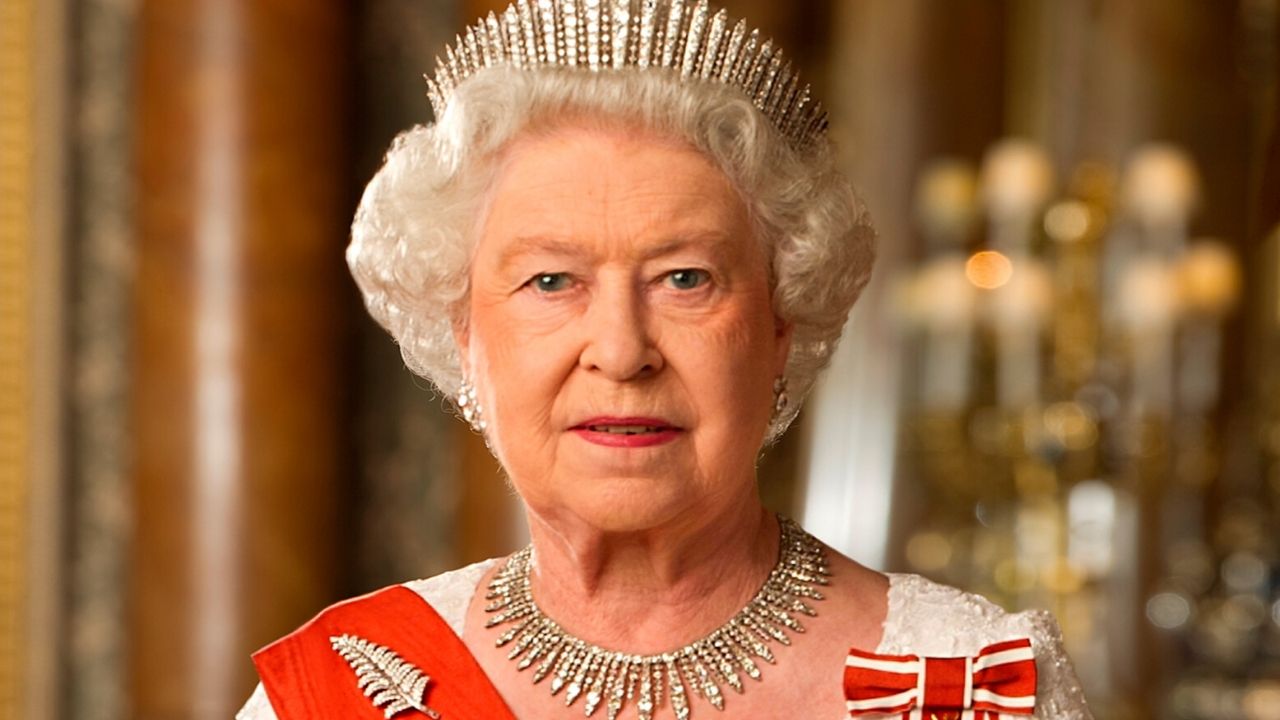 A vida íntima de Elizabeth II através de sua ex-costureira