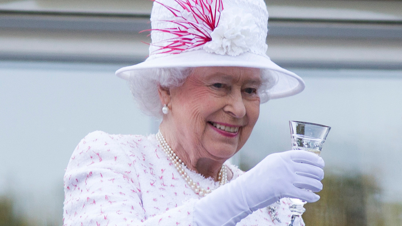 Rainha Elizabeth II está procurando assistente de limpeza
