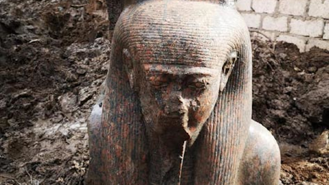 Estátua do faraó Ramsés II é encontrada em escavação ilegal no Egito