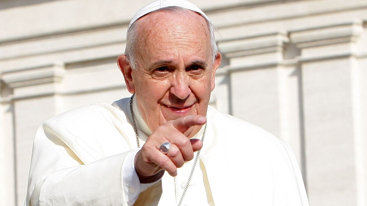 Papa Francisco se encontra com transexuais e as presenteia com item religioso