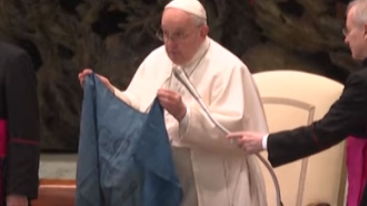 Papa beija bandeira da Ucrânia e critica Rússia