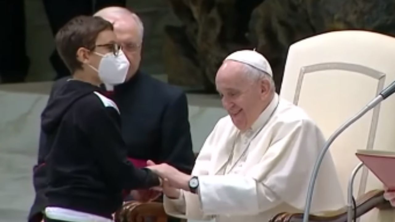 Fatos que marcaram o mês: Menino invade audiência do papa Francisco