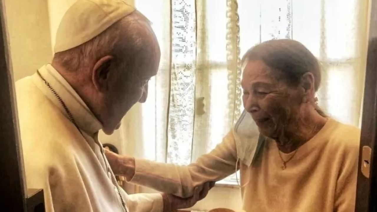 Entidade judaica elogia visita de papa Francisco a sobrevivente do Holocausto