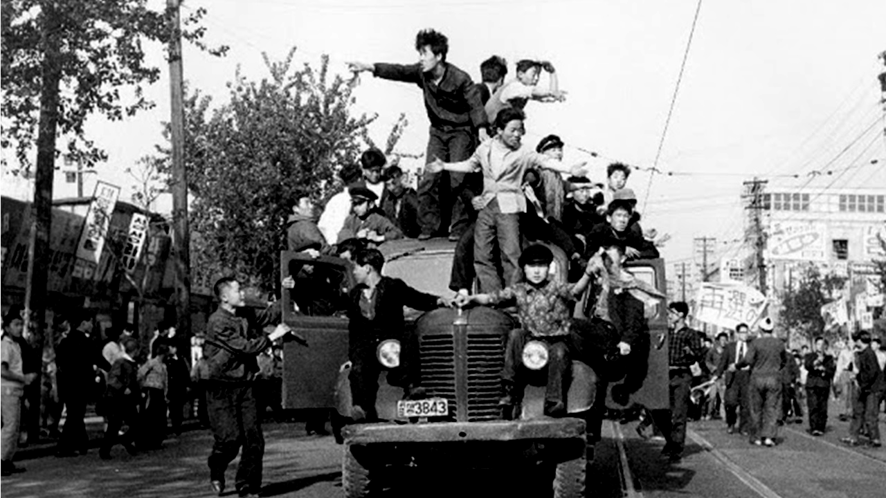 Pressionado pela Revolução de Abril, Syngman Rhee, presidente da Coreia do Sul, renunciava neste dia, em 1960